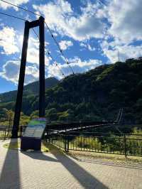 温泉街と鬼怒川を一望できる橋