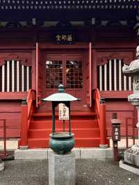 🏮 Temples in Tokyo – A Glimpse of Tradition in a Modern City