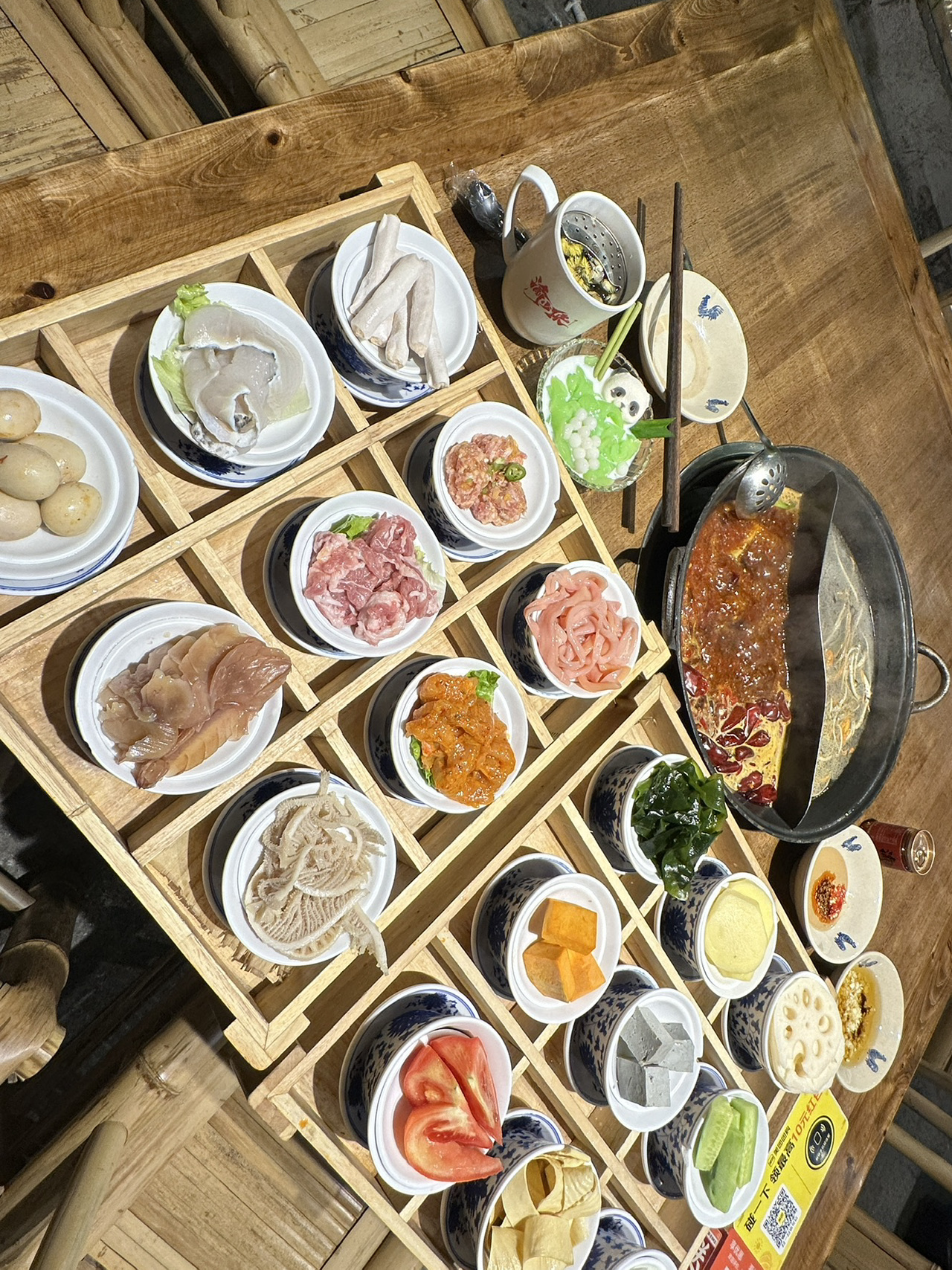 When you visit Chengdu, start from the base of the panda statue. Across the street, you'll find a building; take the elevator to the sixth floor, and you'll arrive at this Mala hotpot restaurant. The menu offers a wide variety of choices, and the serving style is quite charming. Personally, I love the dessert menu here; it's both adorable and delicious. This place gets very crowded during the winter season. The atmosphere is great, and every corner is perfect for taking photos.