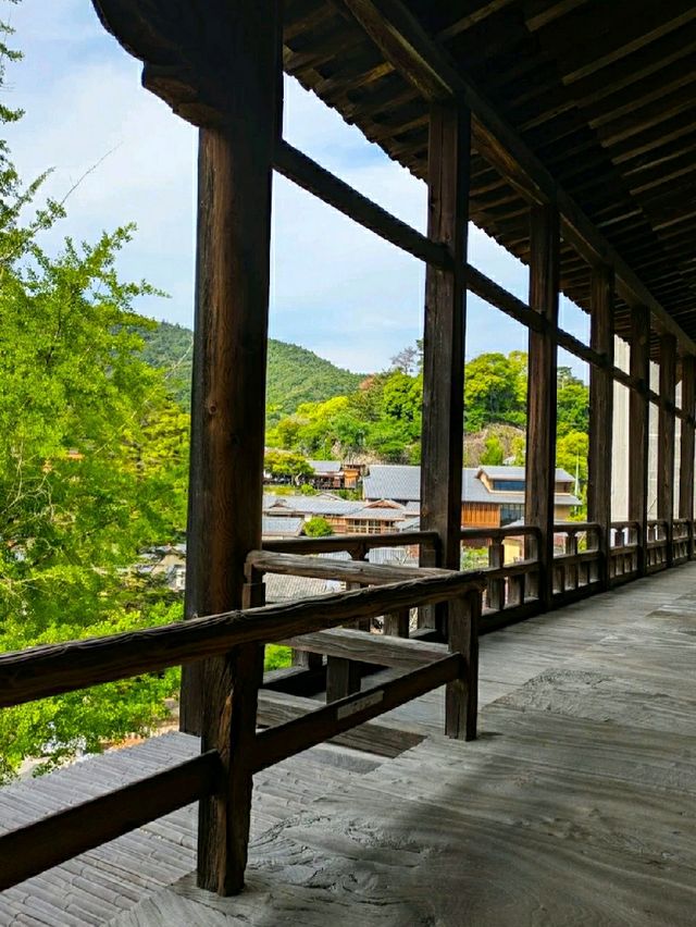 HOKOKUJINJA SENJOKAKU PAVILION.