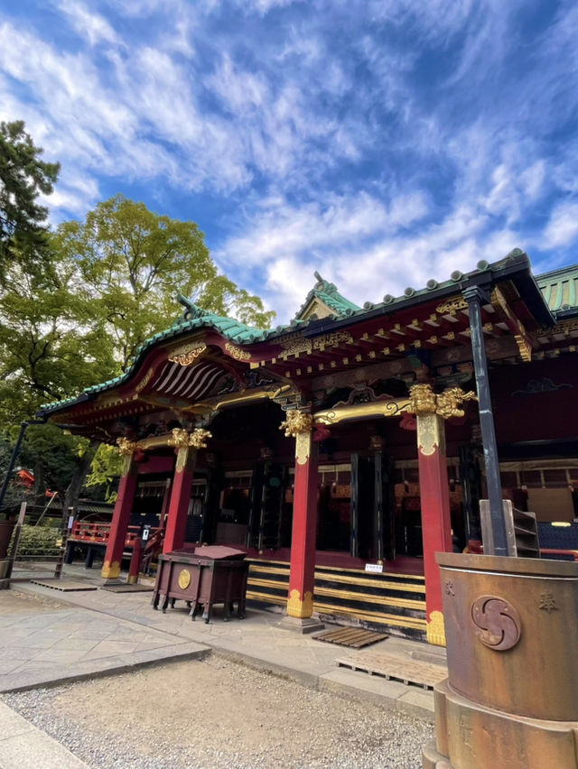 真っ赤な鳥居と黄色のイチョウのコントラストが絶景