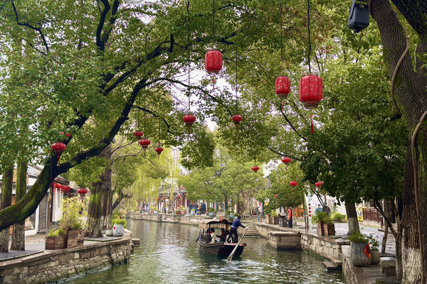 帶住長輩遊朱家角:上海必去水鄉古鎮。|Trip.com 上海