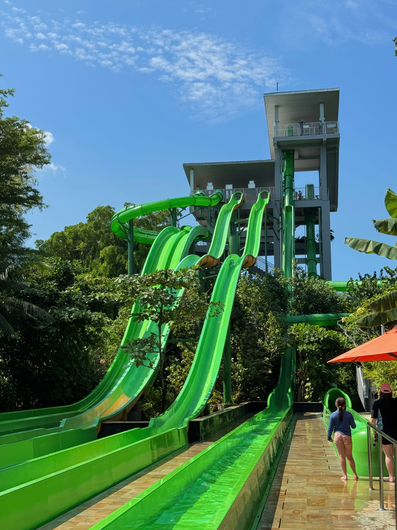 Awalnya kami cuma berniat ngajak anak-anak main seru-seruan... tapi ternyata jadi salah satu pengalaman paling tak terlupakan selama liburan kami di Bali 🌊☀️

Mulai dari wahana santai dan momen rileks di lazy river sampai seluncuran ekstrem yang bikin adrenalin terpacu, waterpark ini punya petualangan favorit buat setiap anggota keluarga.

Yang paling oke? Tempat ini ramah anak banget. Ada area bermain khusus buat si kecil, sementara buat yang suka tantangan bisa langsung cobain wahana air paling seru se-Asia. Mau seru-seruan bareng keluarga, nyobain seluncuran ekstrem, atau sekadar pengen santai di bawah matahari tropis, semua ada di sini.

Fasilitasnya juga dipikirin matang-matang—mulai dari tempat yang luas, pilihan makanan, loker, area teduh, sampai tempat nyaman buat istirahat sejenak di sela-sela main wahana.

Jangan lupa simpan postingan ini buat rencana petualangan ke Bali nanti. Percaya deh, fotonya emang keren, tapi pengalamannya jauh lebih seru 💦✨