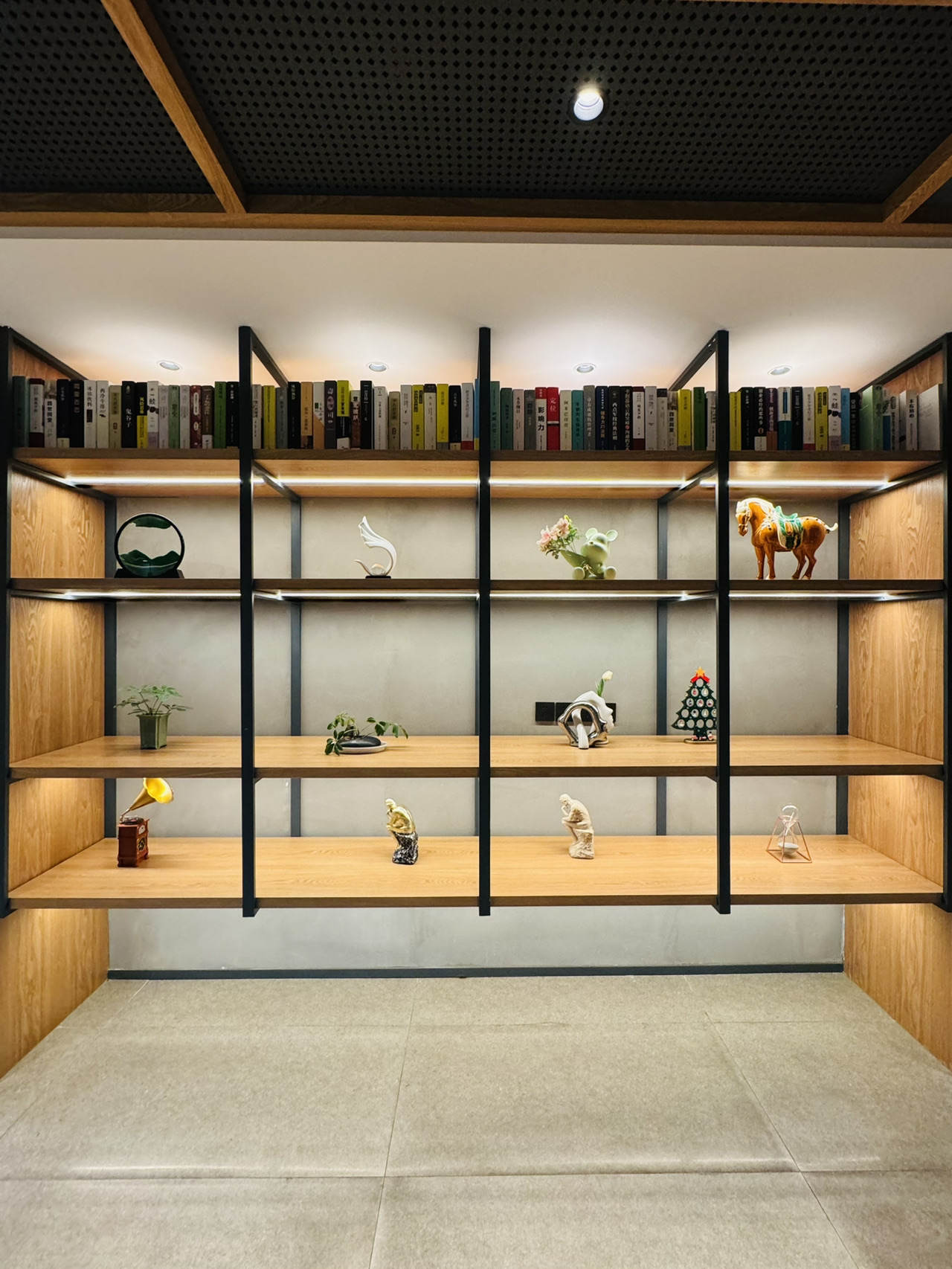 I recently discovered a fantastic hotel in Futian, Shenzhen, that ticks all the boxes for aesthetics, space, and convenience: Qiuguo Hotel (Shenzhen Futian Xiangmi Park Branch). Newly opened in 2023, the facilities are brand new!

Basic Information
Located in the heart of Futian, the hotel is only 200 meters from Nonglin Station on Metro Line 7, and just a few minutes' cab ride to Chegongmiao and the Convention & Exhibition Center. With Sam's Club and Injoy Center nearby, shopping and dining are incredibly convenient~ Xiangmi Park is right next door, making it the perfect spot for an evening stroll.

Super Spacious Rooms
In a city like Shenzhen where space is at a premium, the rooms here are genuinely massive! The Executive King Room is 35-40㎡, the Business Twin Suite is a whopping 40-45㎡, and the Family Room is just as spacious and cozy. Featuring smart room controls and a 65-inch TV, getting cozy and binge-watching at night is absolutely amazing.

Just ¥200+ per Person
The best part is the incredible value for money! It only costs a little over ¥200 per person, which is a rare steal for this prime Futian location. The room amenities make it totally worth the price.

🧺 Expansive Public Spaces
The hotel features a complimentary laundry room and a gym, which is super friendly for business travelers. The tea and reading bar in the lobby is very tranquil, and the lounge area is roomy with zero feeling of being crowded. They even offer free beverages and late-night warm porridge—10/10 for the thoughtful details!

Address: Building 27, Zhuyuan Residential Quarter, Jianye 3rd Street, Futian District, Shenzhen