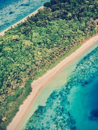 カナリア諸島ランサローテ島：クエバ・デ・ロス・ベルデスからハメオス・デル・アグアへの溶岩トンネルツアー。