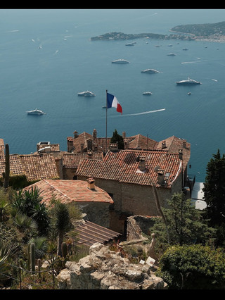 🇫🇷 Èze, France — A Fairytale Village on the French Riviera

Èze is one of the most beautiful hilltop villages on the French Riviera, perched dramatically between Nice and Monaco. With its narrow medieval streets, stone houses and breathtaking views over the Mediterranean, Èze feels like a living postcard. 🌊

What makes Èze special?

The village is built high above the sea, with winding cobblestone lanes leading through ancient stone buildings, tiny boutiques, art galleries and charming cafés.

The highlight is Le Jardin Exotique, a beautiful exotic garden built on the ruins of the old medieval castle. From the top, you get spectacular panoramic views across the Mediterranean.

How to get there

From Nice, you can reach Èze by bus or train. One important point: Èze train station is down by the sea, while the famous medieval Èze Village is high on the hill. If you arrive by train, you’ll need to take a bus or walk the steep Nietzsche Path up to the village.

From Monaco, Èze is also an easy day trip.
