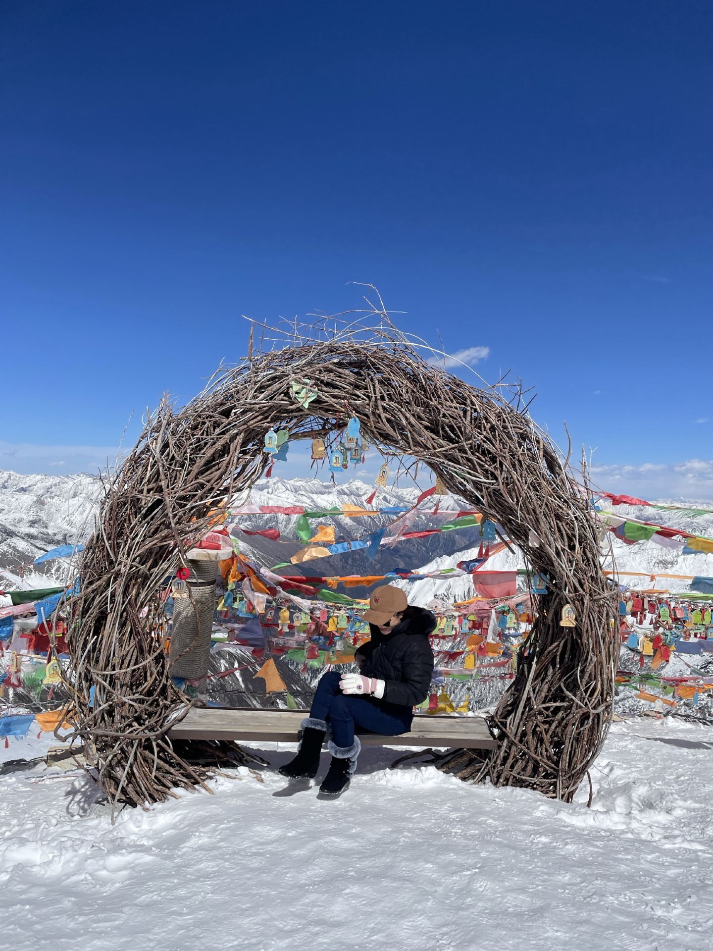 No matter how tired you are, it's worth it to reach Dagu Glacier ❄️, the highest glacier in the world, by taking a cable car.