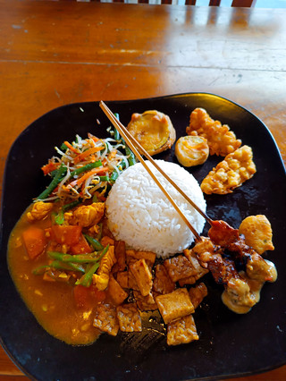 Kulineran di Ubud: 6 Rekomendasi Tempat Makan Mulai dari Warung Lokal Hingga Kafe dengan Pemandangan Jalanan
