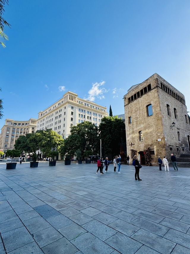 🌆🎨 A Walk Through Ciutat Vella – Where Every Street Feels Like Art 🌆🎨 A Walk Through Ciutat Vella – Where Every Street Feels Like Art