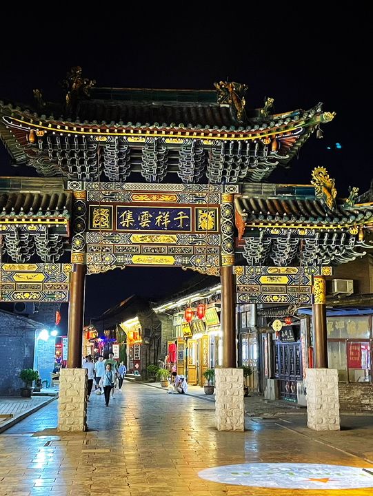 Pingyao After Dark: Lanterns, Neon & a Surprise Gold Fix