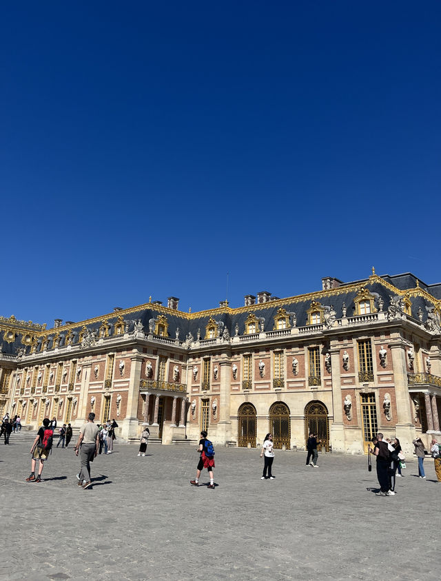  Backpacker Essentials for Paris: What to Bring and Things to Do  