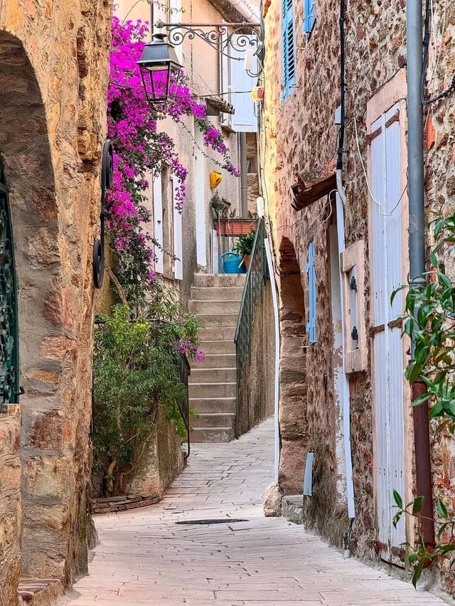 🌿 Gassin: A Hilltop Jewel Overlooking the Glamour of Saint-Tropez 🇫🇷✨