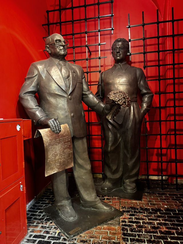 🎨 Unlock Your Eyes to Art: Gallery of Genius Zuraab Tsereleli Right in Moscow's Heart! 