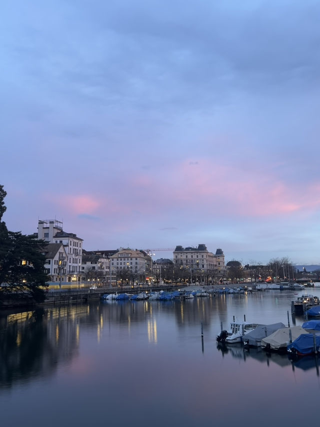 Sunset Serenade on the Limmat – Zürich’s Golden Hour Magic 🌊🌅 