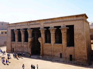 고대의 경이로움이 기다리는 에스나의 크눔 신전