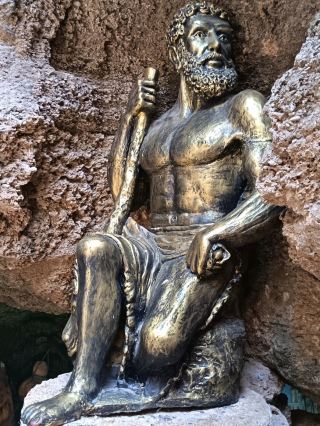 赫拉克勒斯洞穴的隱密一面 🪨 | 丹吉爾

在著名的洞穴入口之外,赫拉克勒斯洞穴的另一面等待著您的探索。探索較小的洞穴、獨特的雕塑和意想不到的細節,讓這座丹吉爾的歷史遺跡不僅僅是一個拍照和打卡點。 🇲🇦

💡 旅遊小貼士

📍 探索週邊:不要只停留在著名的入口——四處看看,尋找較小的洞穴和隱藏的細節。

📸 找細節:雕塑和奇特的景觀能拍出令人難忘的照片。

🥾 放慢腳步:仔細漫步,探索不同的區域,不要匆匆而過。

🌊 與海岸風景結合:探索完洞穴區域後,不妨花點時間欣賞附近的壯麗大西洋景色。

📍 地點

赫拉克勒斯洞穴,丹吉爾,摩洛哥

#赫拉克勒斯洞穴 #丹吉爾 #摩洛哥 #摩洛哥旅遊 #丹吉爾旅遊 #遊覽摩洛哥 #旅遊小貼士 #探索摩洛哥