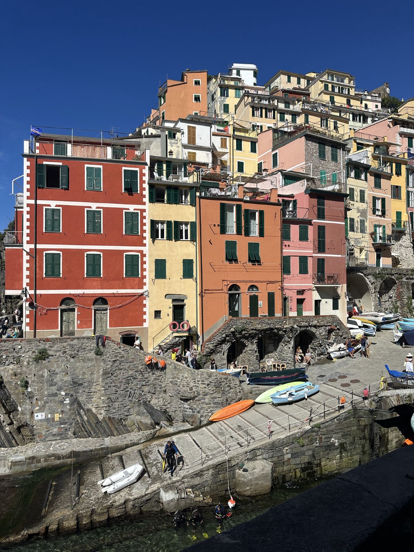 🇮🇹 Cinque Terre: Lima desa, jalan setapak di atas laut, dan sejarah yang terukir di bebatuan