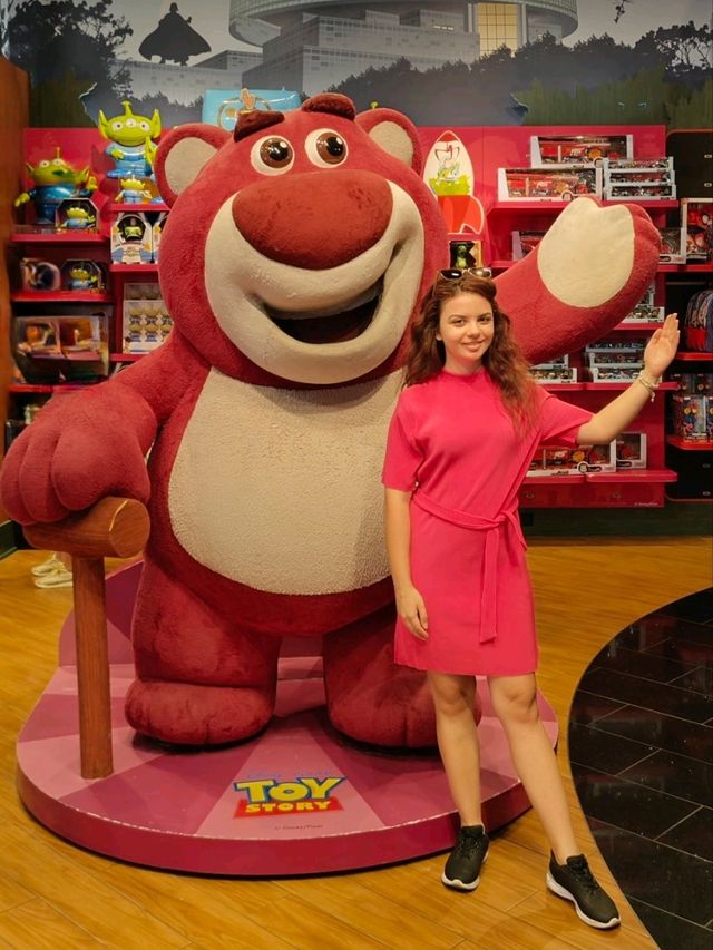Heyyyy here we are at Disney Storeeee
