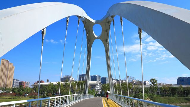 旗山湖公園位於閩侯縣高新區，緊鄰福建師大和福建理工大學，湖水與溪源江和輪船港河相通，813畝的公園綠化面積，主要觀賞景點有:清風坪、桃花渚、荔枝林、梅渚島、古韻流芳等等，遊客可以在此劃船、賞花、放風箏、看日落……，它在2018年開始開挖興建，是目前福州地區第一大的綠色生態景觀湖泊公園