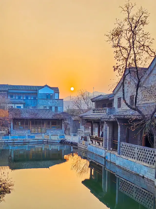 Ancient buildings, small bridges, flowing water, and homes/ It's as if we've traveled back to the Ming and Qing Dynasties