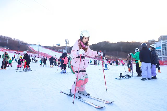 前往一流的照金國際滑雪場體驗冰雪魅力