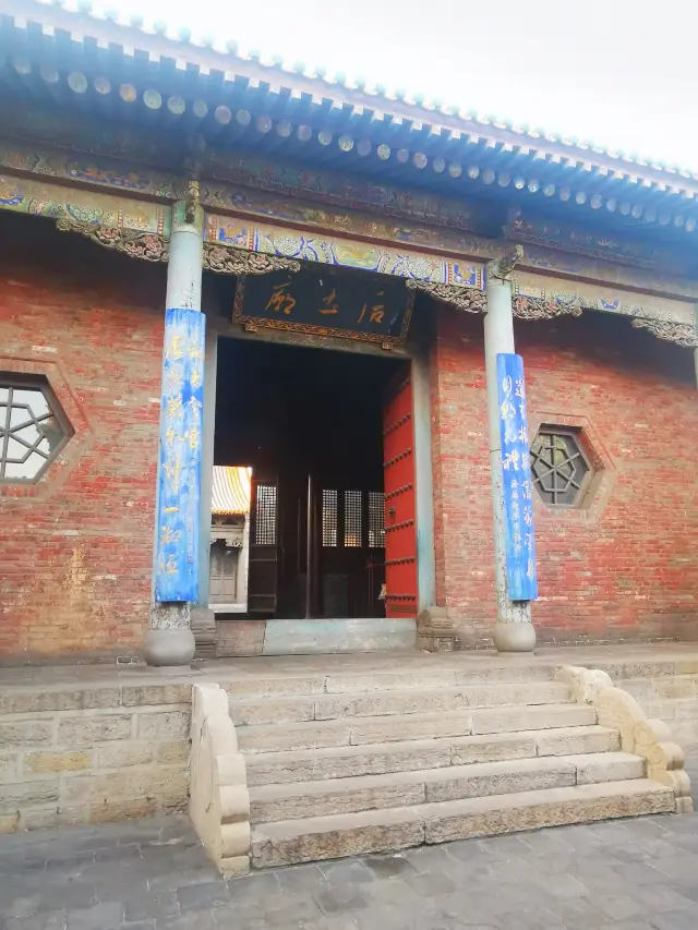 The Hou Tu Temple in Jiezhou, Shanxi, is a masterpiece of glazed art, with its peacock blue color being particularly vibrant