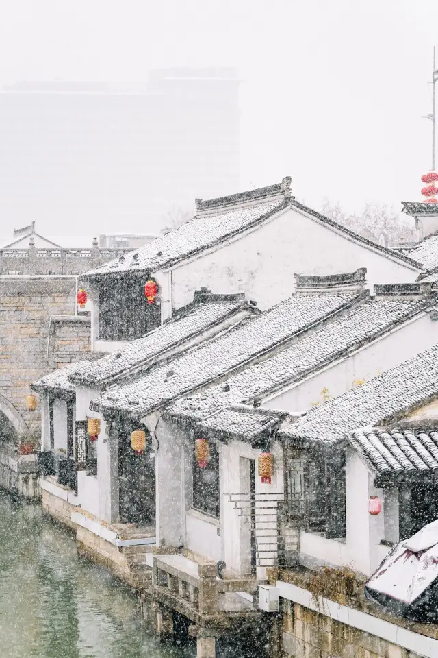 It's really snowing in Wuxi - the ancient town in the snow is incredibly beautiful