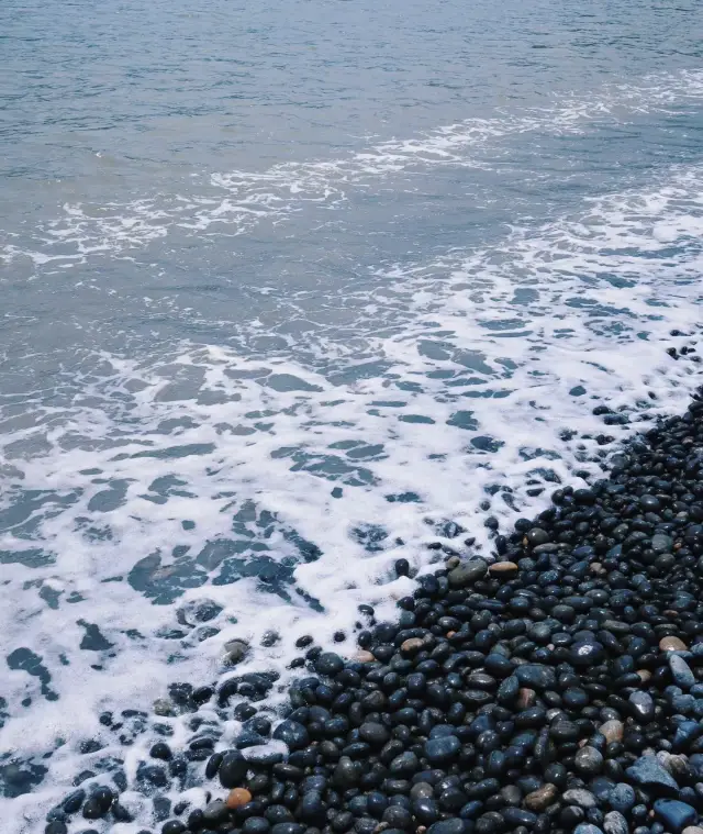 Wushi Pond - A beach of black pebbles