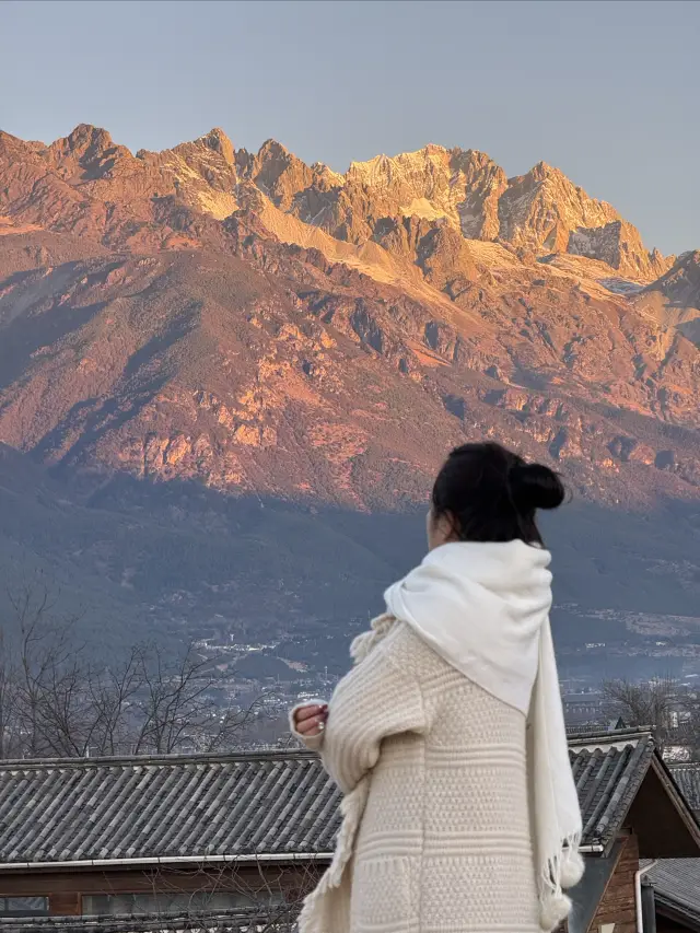 In Lijiang, you can see the sunrise over the Golden Mountain from the bed of the guesthouse