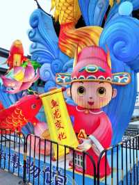 南京夫子庙位於秦淮河畔，是祭祀我國古代著名的思想家、教育家孔子的庙宇