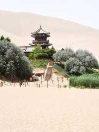 鳴沙山月牙泉  大漠戈壁與清泉共存  真奇妙