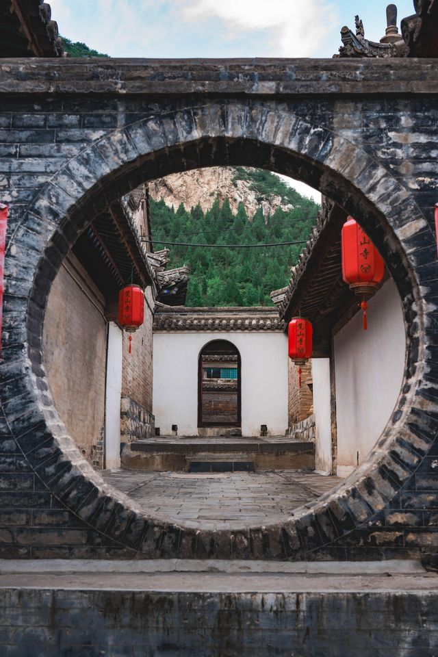 出差途中特意繞路去了山西，看看《齊天大聖孫悟空》中的其中一個取景地——覺山寺。