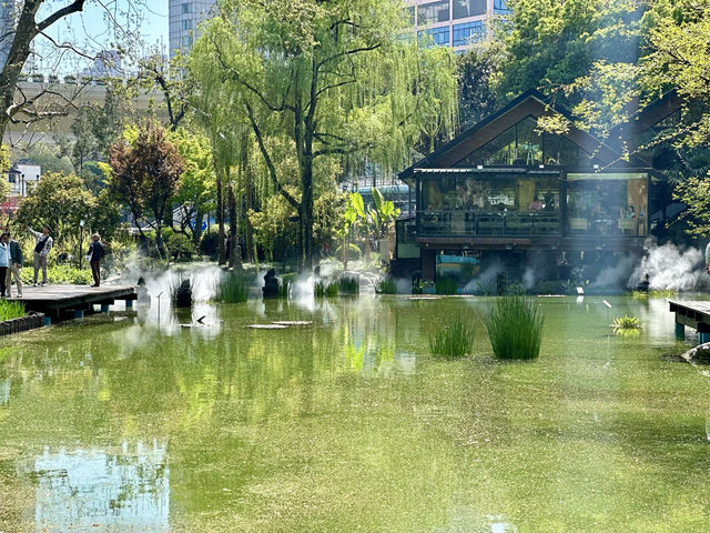 藏在上海靜安公園裡的花園度假風泰國餐廳。