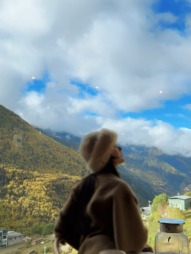 我在四姑娘山找到了一家雪山下的民宿。