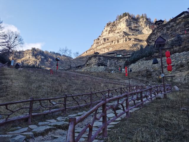懸崖上的古村落——寧武懸空村。