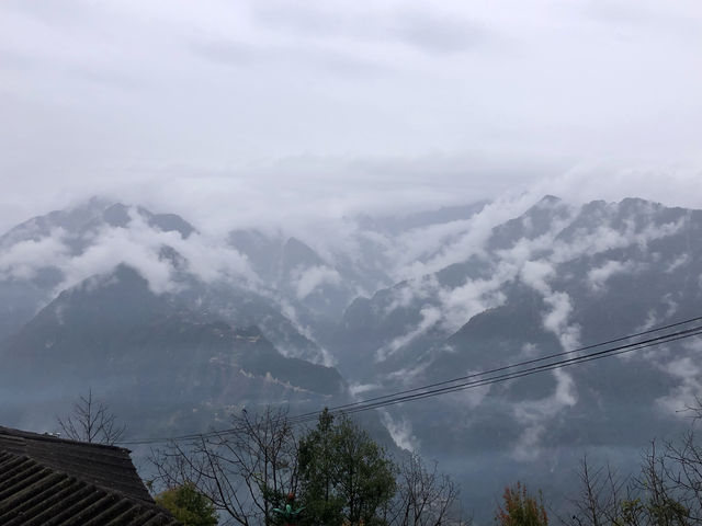 皇冠山在晨霧中若隱若現，有如仙境一般