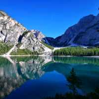 Exploring the Enchanting Lago di Braies: A Journey Through Its Natural Beauty and Tranquility