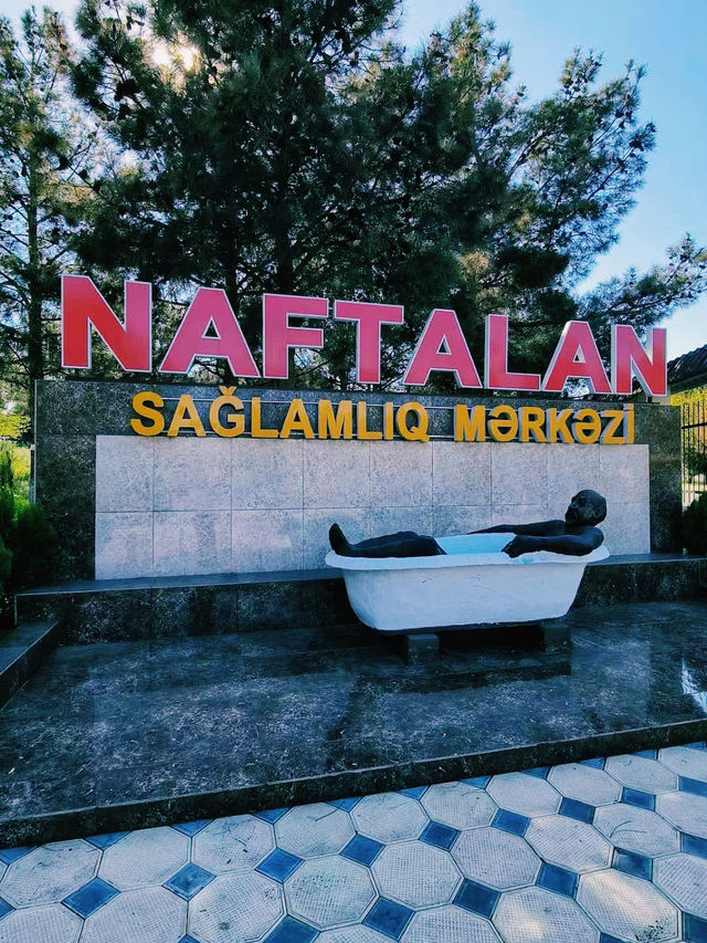 阿塞拜疆著名小鎮：納夫塔蘭（Naftalan）。適合拍照打卡、週末閒暇度假地！ 