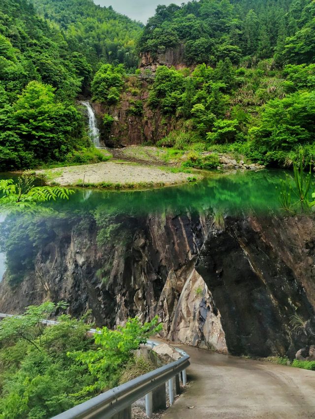 膽小慎入！浙中川藏線旁竟藏着個「懸崖村」