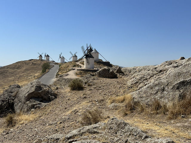 Los Molinos de Consuegra – Where Don Quixote’s Dreams Come to Life! 🌪️🏰