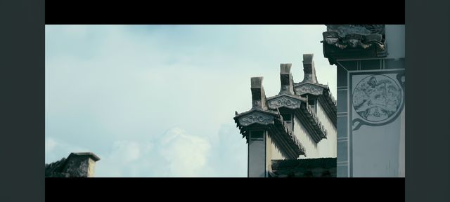 墨痕深處覓徽州  

踩著晨霧未散嘅青石板，我跌入咗徽州嘅水墨長卷裡。呢度嘅山、水、村落，都似係從硯台
