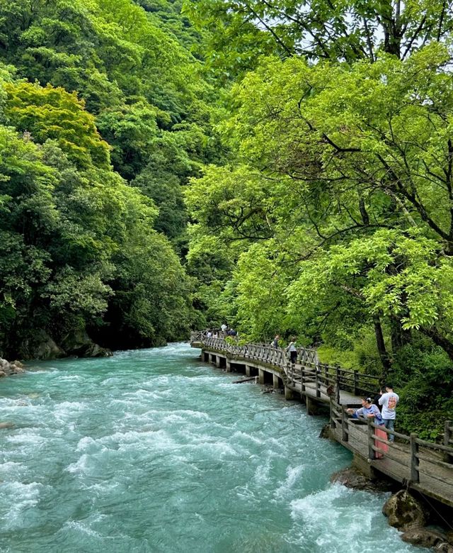 成都周邊有很多值得一遊嘅地方，以下從唔同方向為你提供旅遊攻略：