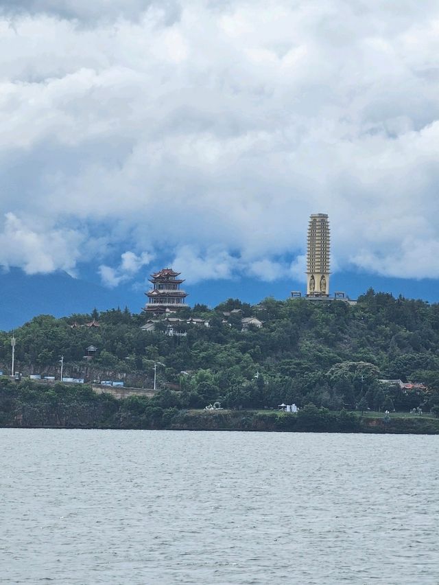5 minutes by boat to immerse yourself in another world