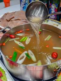 呢間牛肉火鍋真係正到爆！連湯底都想飲清光