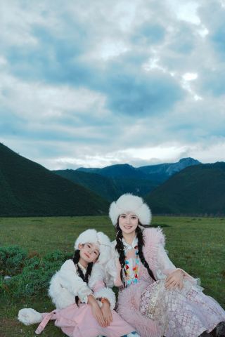 Shangri-La Hidden Gem! Lie back and enjoy the stunning homestay with views of snow-capped mountains and grasslands