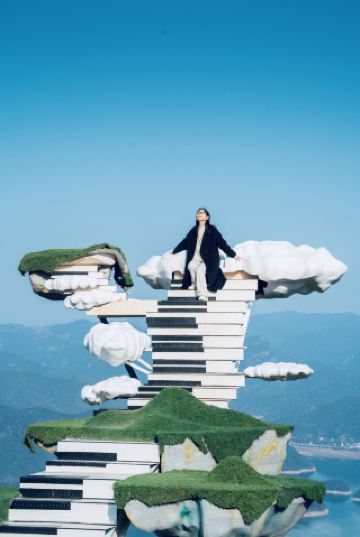 คู่มือเมืองสวรรค์ไท่โจวมาถึงแล้ว📣! โลกเทพนิยายที่ซ่อนอยู่บนภูเขาสูงแห่งนี้สวยงามเหมือนฝันมากๆ อ่านคู่มือนี้แล้วจะช่วยให้คุณหลีกเลี่ยงกับดักได้ถึง 99%～

☁️ คู่มือเช็คอินเมืองสวรรค์
📍 ที่อยู่: ถนนพันเขา หมู่บ้านเฉียนอัน ตำบลซ่างหยาง เขตหวงหยาน เมืองไท่โจว (นำทางโดยพิมพ์ "เมืองสวรรค์ไท่โจว" ก็ถึง)
🕒 เวลาที่แนะนำให้เที่ยว: ช่วงบ่าย 3-6 โมงเย็น เหมาะกับการถ่ายรูปมากที่สุด ช่วงพระอาทิตย์ตกสวยงามสุดๆ
🎫 ข้อมูลบัตรเข้าชม: 80 หยวน/คน รวมบางจุดเช็คอิน (ชิงช้าสวรรค์ที่ดังในโซเชียลต้องจ่ายเพิ่ม 20 หยวน)

📸 จุดเช็คอินแนะนำ
1️⃣ ท้องฟ้าสะท้อน: ถ่ายรูปบนแพลตฟอร์มกระจกสุดตื่นตา แนะนำใส่เสื้อผ้าสีสว่าง
2️⃣ จุดชมวิวทะเลเมฆ: ถ้าเจอสภาพอากาศดีจะเห็นทะเลเมฆพลิ้วไหว
3️⃣ ชิงช้ารังนก: จุดเช็คอินสวยงามในโซเชียล อย่าลืมพกเสื้อกันลมไปด้วย
4️⃣ บ้านดวงดาว: คืนนี้สามารถพักที่นี่ดูดาวได้ (ต้องจองล่วงหน้า)

🚗 เคล็ดลับการเดินทาง
ขับรถเอง: แนะนำให้คนขับที่ชำนาญเส้นทางภูเขา ขับช่วง 5 กิโลเมตรสุดท้ายจะเป็นโค้งหักศอก 180° ต่อเนื่อง
ขนส่งสาธารณะ: จากสถานีรถไฟไท่โจวตะวันตกนั่งรถบัสไปหวงหยานแล้วต่อแท็กซี่ (ใช้เวลาประมาณ 1.5 ชั่วโมง)

⚠️ เคล็ดลับใช้งานจริง
1. ต้องพกเสื้อกันหนาว! อุณหภูมิบนภูเขาแตกต่างมาก
2. เลือกไปวันที่อากาศแจ่มใส วันครึ้มฟ้าครึ้มฝนถ่ายรูปไม่สวย
3. ใส่รองเท้ากันลื่น บางเส้นทางชัน
4. เตรียมน้ำและของว่างล่วงหน้า ร้านอาหารในเขตท่องเที่ยวน้อย

🍜 แนะนำอาหารท้องถิ่นใกล้เคียง
หลังลงเขา ลองชิมอาหารท้องถิ่นหวงหยาน:
✔️ ขนมเค้กแป้งนึ่ง: อาหารว่างท้องถิ่น เนื้อนุ่มหอม
✔️ ก๋วยเตี๋ยวขิง: ช่วยขับลมและอุ่นท้อง เหมาะสำหรับกินหลังปีนเขา
✔️ ขนมปังข้าวสาลี: กรอบอร่อย แนะนำรสผักดองหมัก