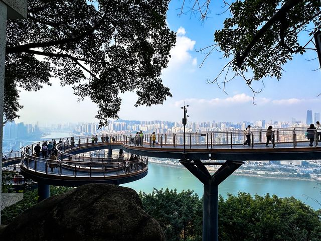 重慶鵝嶺公園|俯瞰山城的絕美視角 來重慶住全季兩江幸福廣場酒店,去鵝嶺公園超方便,地鐵就能到
