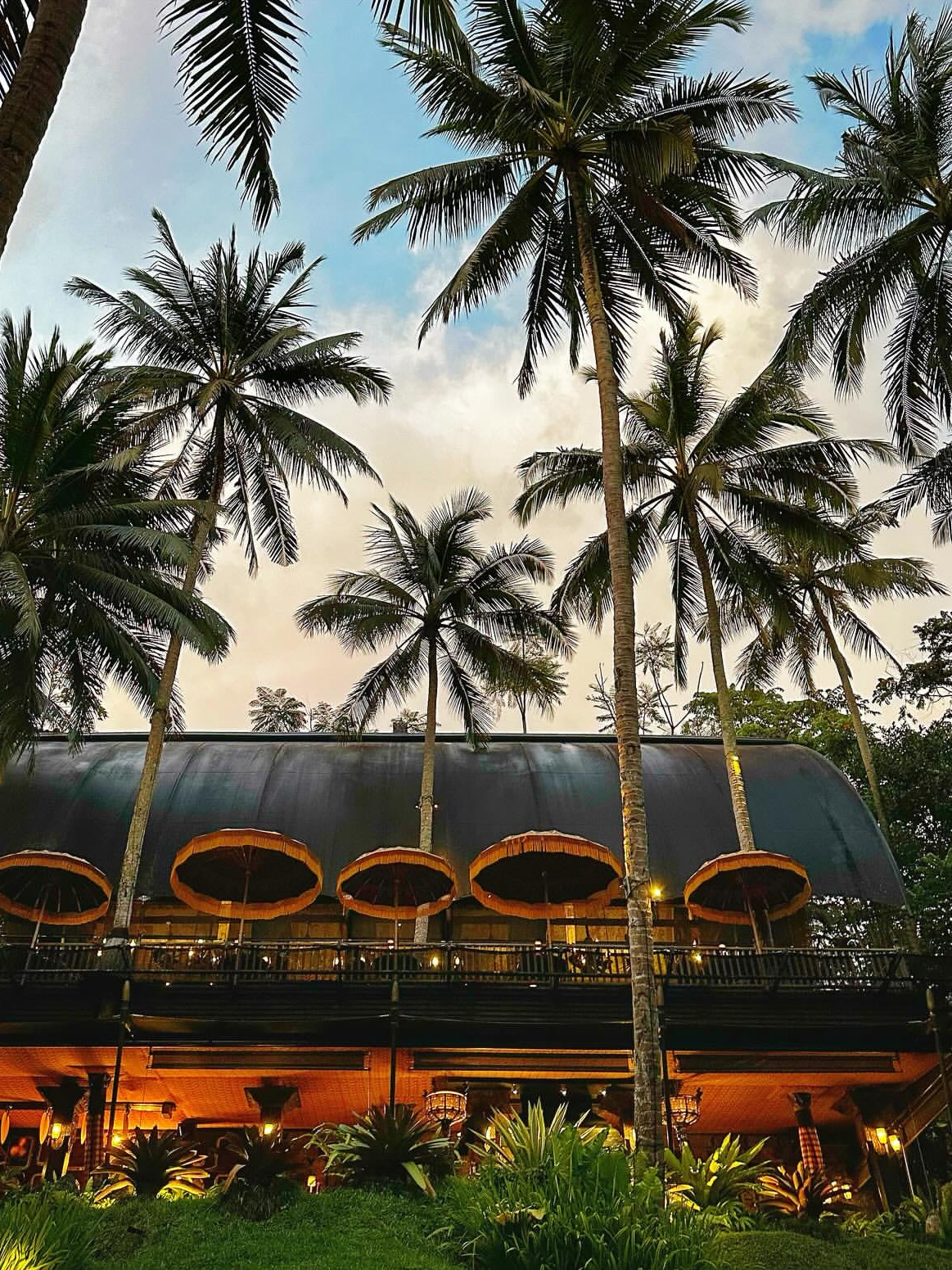 Staying in a magical tent⛺️ surrounded by rainforest terraces at Capella Ubud Bali Resort is absolutely incredible!
🌿 Experience:
Waking up naturally to the sound of birds every day is such a divine experience🦜
Opening the tent reveals layers upon layers of greenery
The air is filled with the fresh scent of the tropical rainforest~
The white noise of raindrops gently tapping the tent is so soothing✨

🏕️ Luxurious amenities that will make you scream:
✔️ 270° panoramic terrace + infinity pool (perfect for photos📸)
✔️ Five-star bathtub with exclusive fragrance (you can enjoy the rainforest while soaking!)
✔️ Custom afternoon tea (desserts so exquisite you don’t want to eat them😭)
✔️ 24-hour butler service (super attentive service in Chinese!)

🎋 Must-try activities:
・Ayung River rafting (thrilling adventure in the primeval forest!)
・Rainforest hiking + bamboo forest meditation (a soul-cleansing experience)
・Starry sky bonfire movie night (so romantic it’ll make you cry😭)

Only after staying here do you know what a real vacation feels like⛱️
Compared to crowded popular spots,
this is the right way to experience Bali!🌴
Highly recommend staying at least three days, or you’ll really hate to leave!!
Hotel lovers, go stay here now—remember to thank me when you come back!🥹