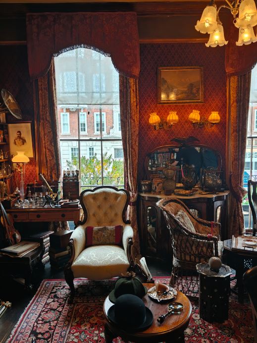 At 221B Baker Street, I knocked on Holmes' door! | Trip.com London