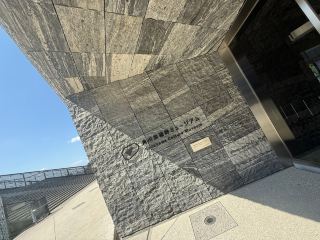 20,000 granite blocks form the structure | Kadokawa Musashino Museum, a breathtaking sight